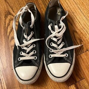 Women’s low black converse